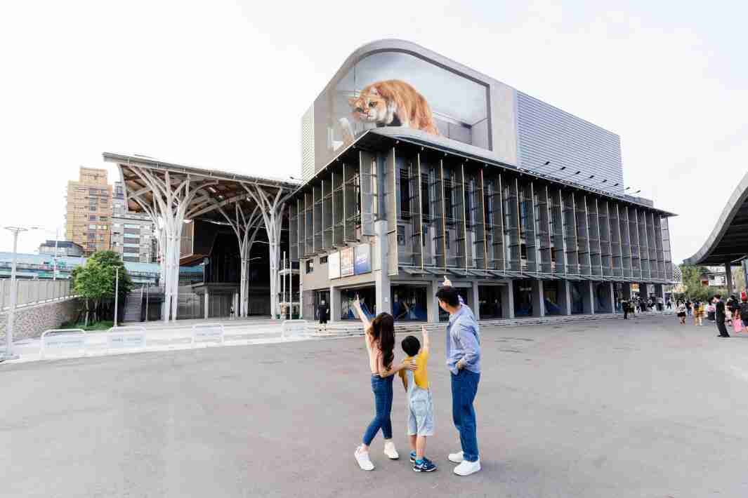 MG电玩打造全台最大户外裸视3D LED弧形萤幕，，，将超立体的软萌胖橘猫动画活跃于顶楼外墙