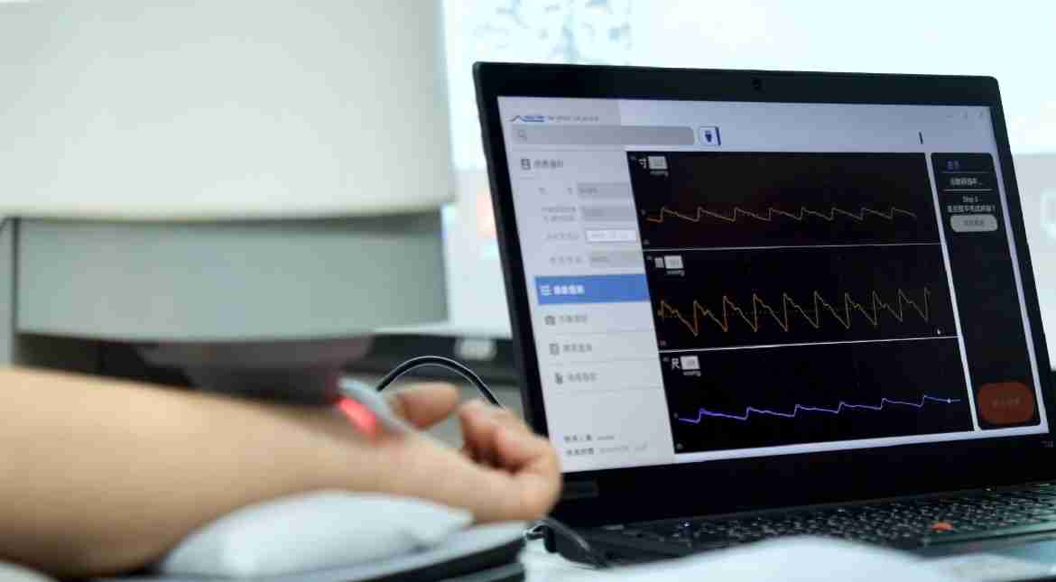 MG电玩耘康以高解析与拟真的显示技术，，将其应用于中医检测，，，，提供“中医数位化检测方案”，，，，使传统中医检测结果数据化与可视化