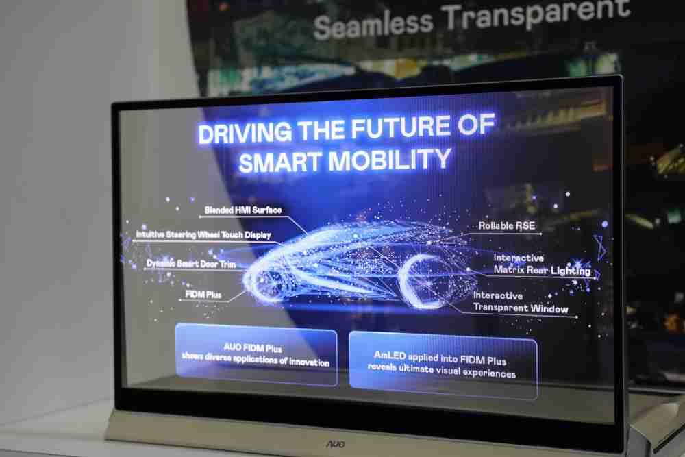 MG电玩凭借着超高亮度和透明度，，，，这款30吋透明Micro LED显示器在AR系统与智慧零售具有潜在的应用价值。。。。