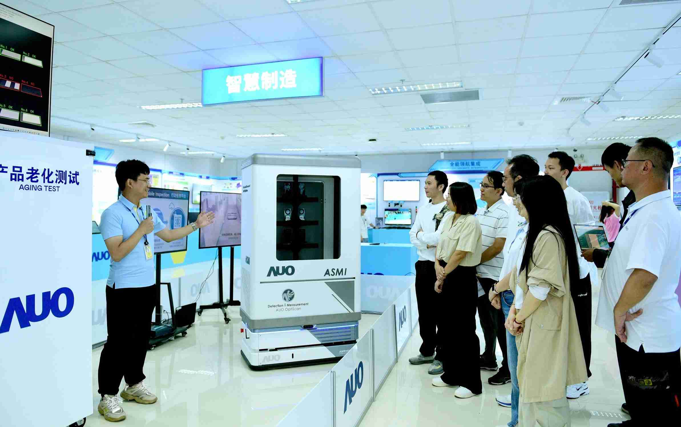 MG电玩厦门将5G+ABC技术串联生产管理全流程，，，打通研发、、、采购、、、、生管、、、制程、、、设备、、、质量等产品全生命周期制造流程，，，，完成数字化设计、、、智慧供应链、、智能座舱、、、全流程设备管理、、、、数据驱动优化、、、、智慧在线检测、、、智慧品管等自适应生产模式升级