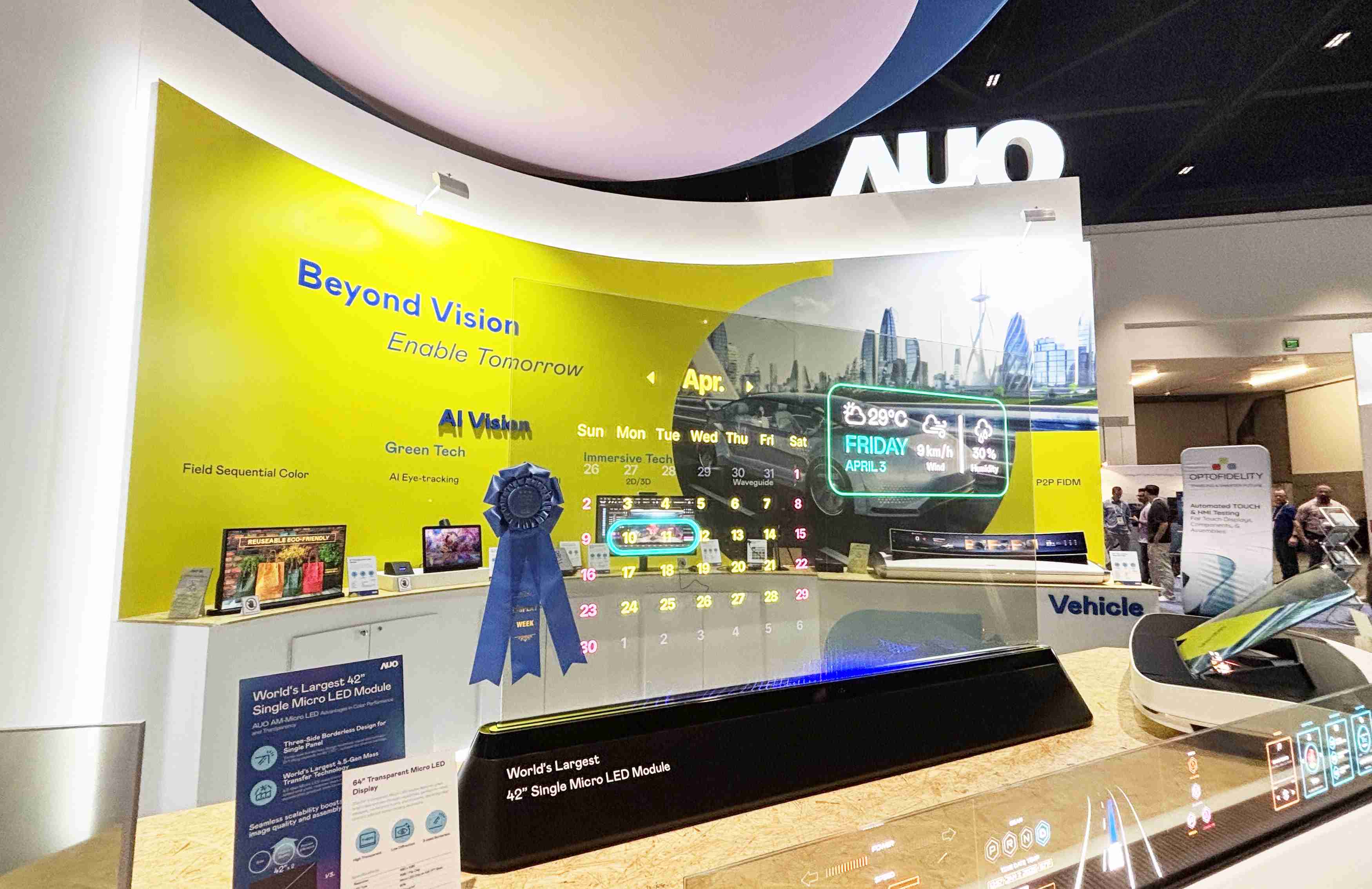 MG电玩64吋透明Micro LED显示器获〝最佳Micro LED技术应用奖〞，，，其绝妙的透明穿透特性，，，同时具备1,000 nits的高亮度表现，，，并透过精细的无缝拼接延伸，，，可依需求灵活应用于多元场域，，展现出Micro LED显示技术划时空的无限潜力